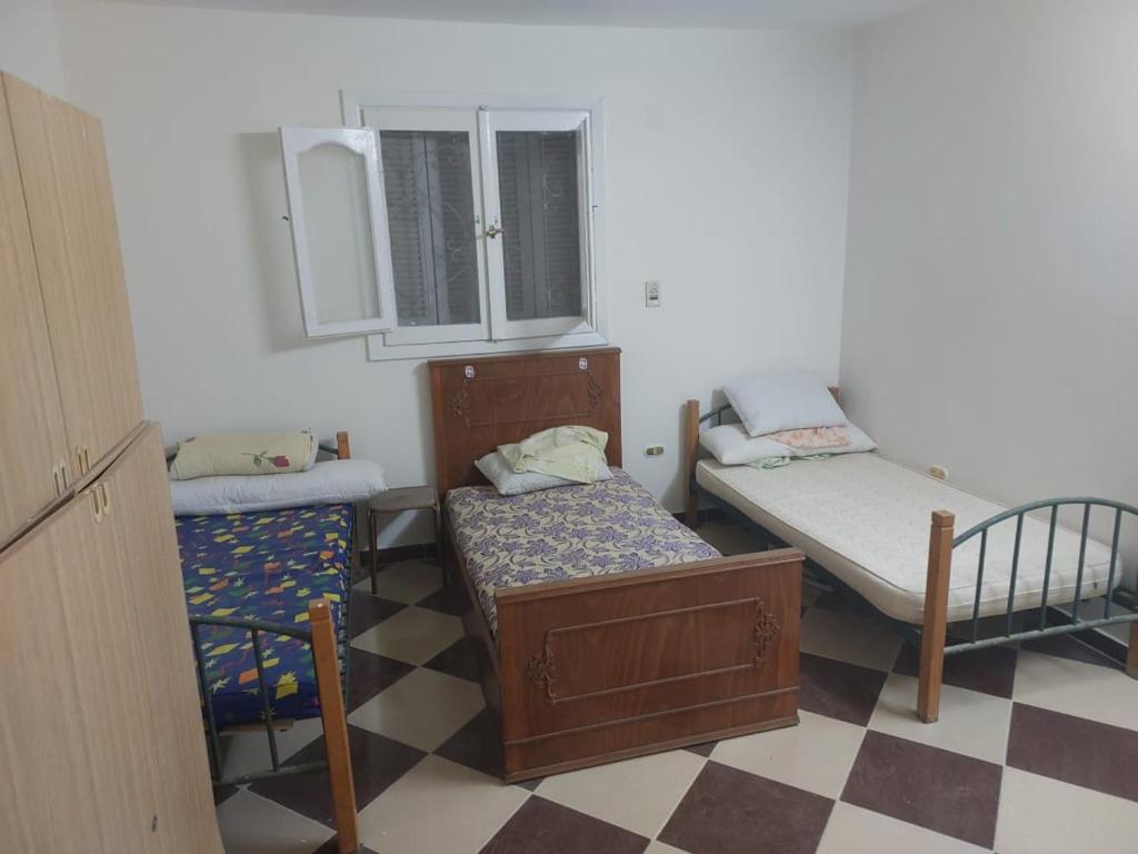 Zimmer mit 2 Etagenbetten und einem Fenster in der Unterkunft Beachfront Villa 3bedrooms+3bathrooms in El-Alamein