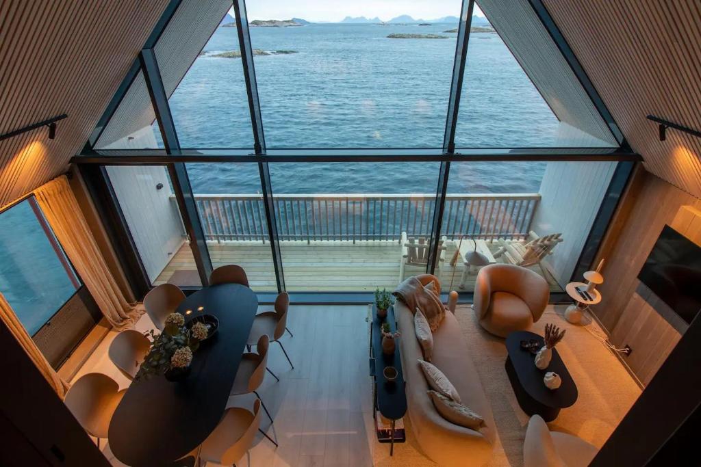 a view of a living room on a cruise ship at Leilighet med fantastisk utsikt in Henningsvær