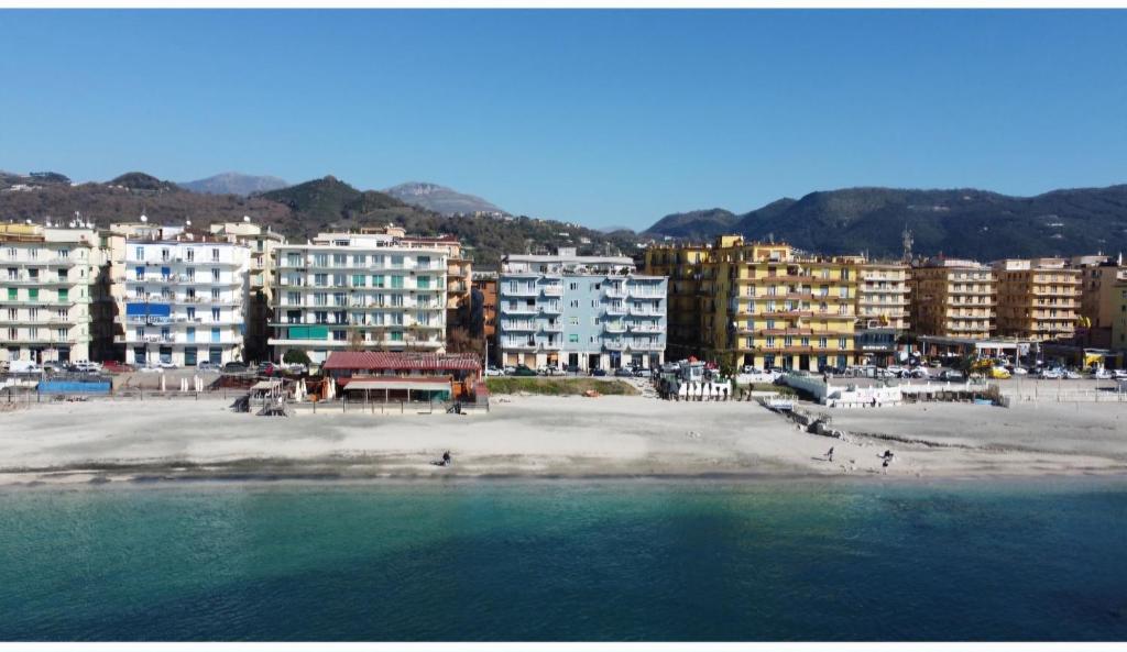 een uitzicht op een strand met gebouwen en het water bij ThreeMoonsBoutique House/Pandora in Salerno