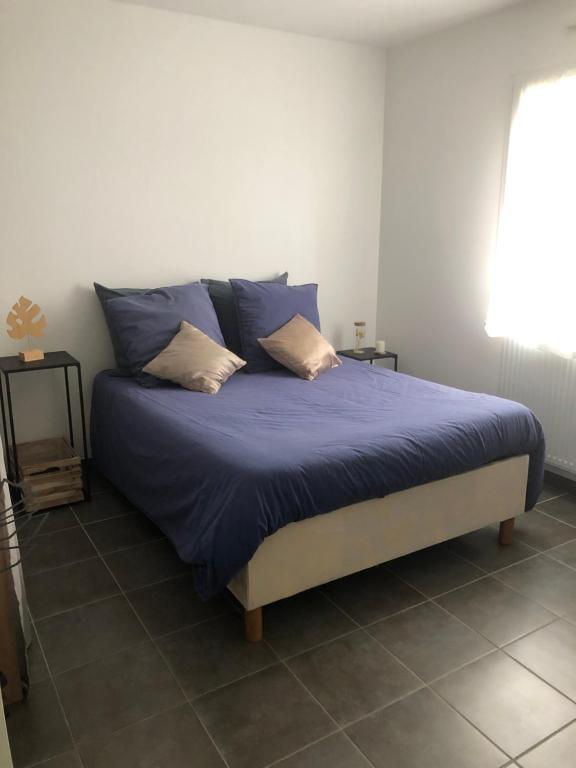 Postel nebo postele na pokoji v ubytování Anne Sophie Chambre chez lhabitant