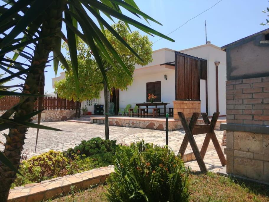 ein Haus mit einem Innenhof mit einem Tisch darin in der Unterkunft Villetta Serafina Otranto in Otranto