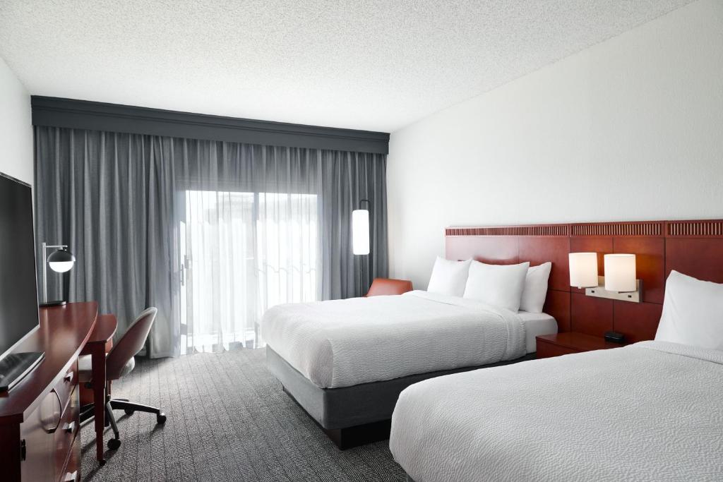 a hotel room with two beds and a window at Courtyard St. Louis Creve Coeur in Creve Coeur