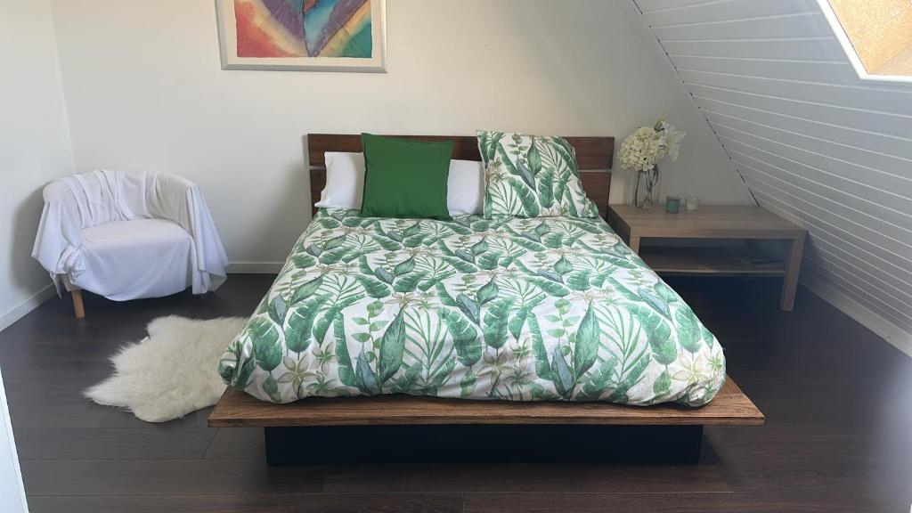 - un lit avec une couette verte dans l'établissement Habitación Privada, à Wolfisheim