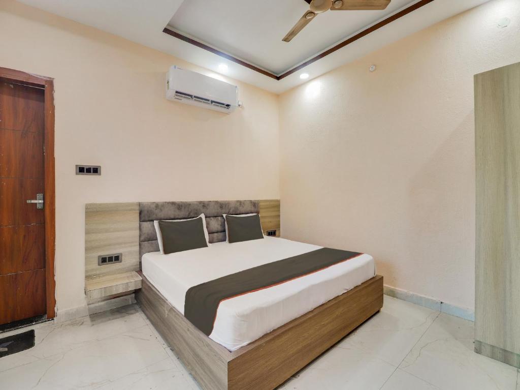 Een bed of bedden in een kamer bij Collection O Hotel Fort Inn