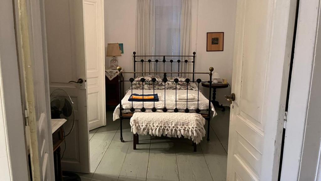 Ένα ή περισσότερα κρεβάτια σε δωμάτιο στο Παραδοσιακή Μονοκατοικία 