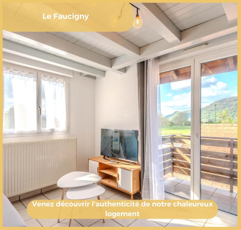 Il comprend un salon doté d'une télévision et d'une fenêtre. dans l'établissement Le Faucigny, à Saint Pierre en Faucigny