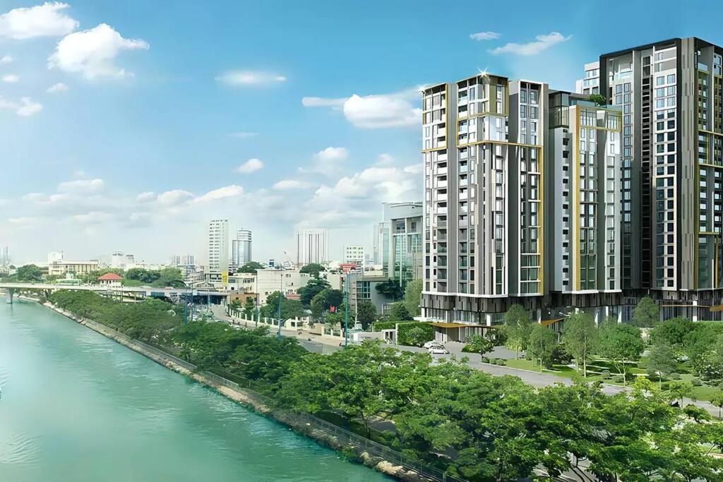 un fiume con due edifici alti vicino a una città di Luxury Condo in Zenity District 1 Ho Chi Minh ad Ho Chi Minh