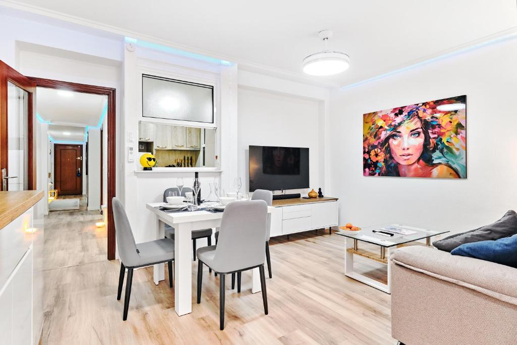 un soggiorno bianco con tavolo e divano di Casa Encanto Torrevieja a Torrevieja