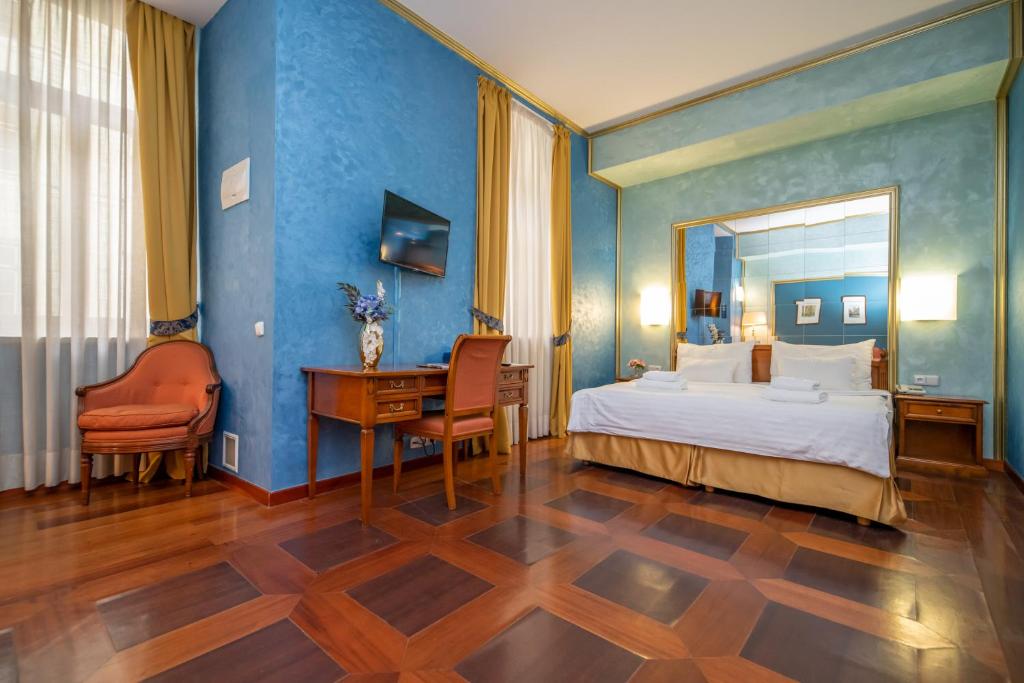 Postel nebo postele na pokoji v ubytování Hotel Kinsky Fountain