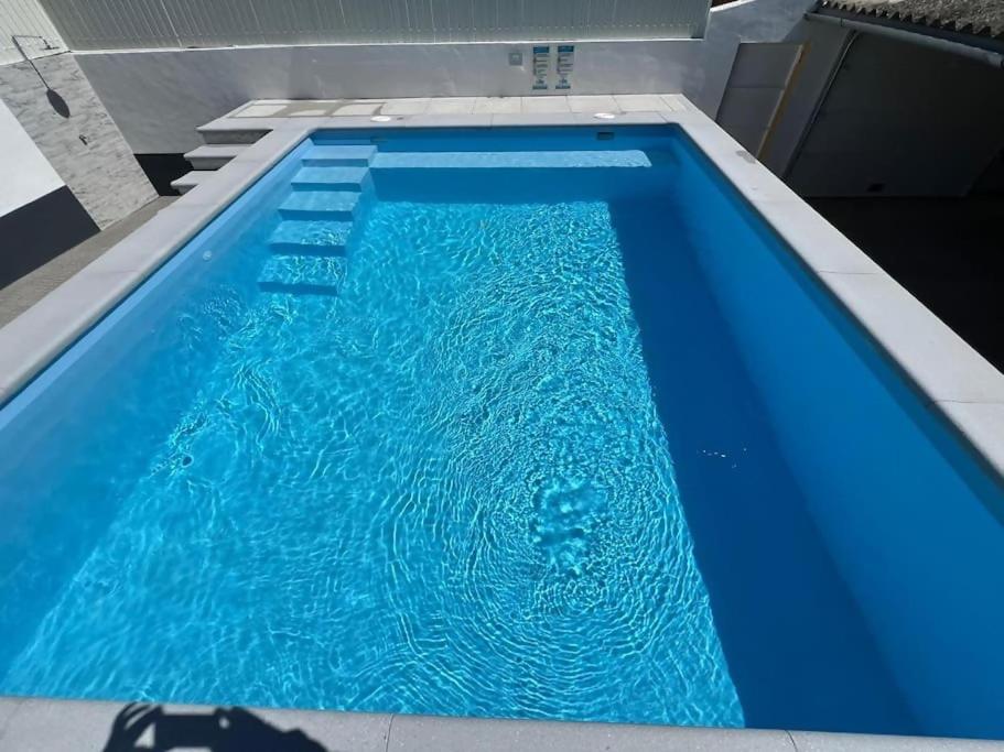 - une piscine d'eau bleue dans l'établissement Casa dos Avós no Grande Lago, à Granja