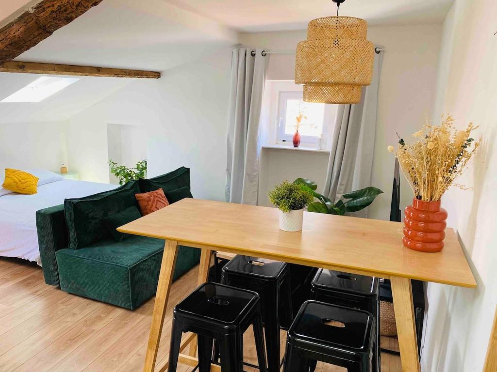 un salon avec une table et un canapé dans l'établissement Beautiful refurbished cozy apartment, à Nice