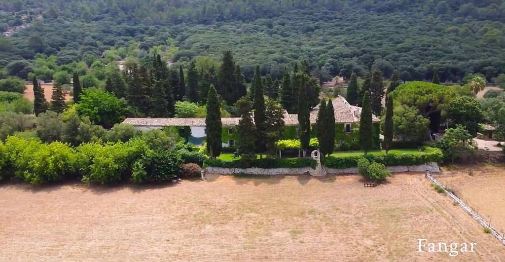 uma vista aérea de uma casa com árvores em Fangar Agroturismo em Campanet