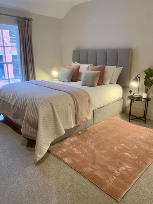 Hotel Osbourne House PINK 2 bed, 2 and half bath, a bedroom with a large bed with a large window at Osbourne House PINK 2 bed, 2 and half bath in Birmingham