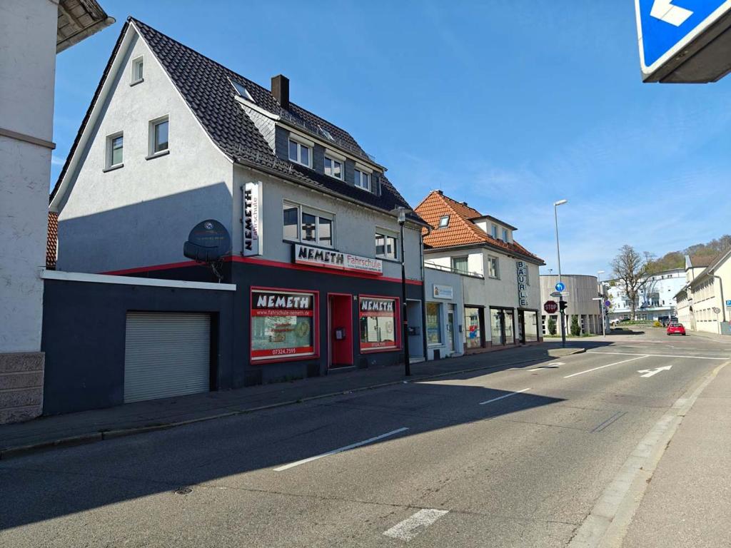 a street with a building on the side of the road at Monteurhaus in Heidenheim in Heidenheim an der Brenz