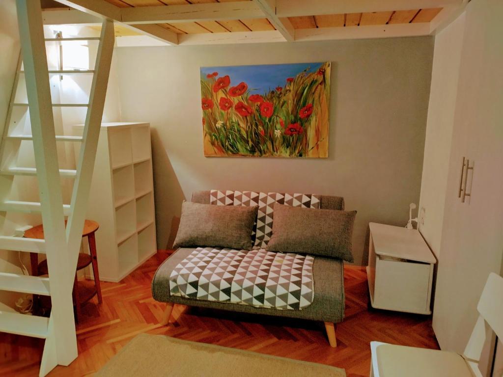 un soggiorno con un divano e un quadro sul muro di Isola Studio Rosa a Izola