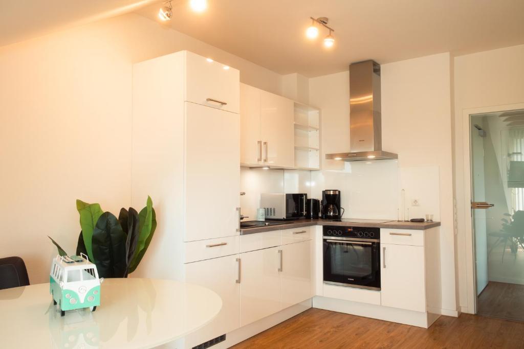 Kuchyň nebo kuchyňský kout v ubytování Meerzeit - Sauna und Kamin - moderne FeWo
