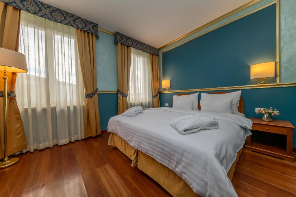 Postel nebo postele na pokoji v ubytování Hotel Kinsky Fountain