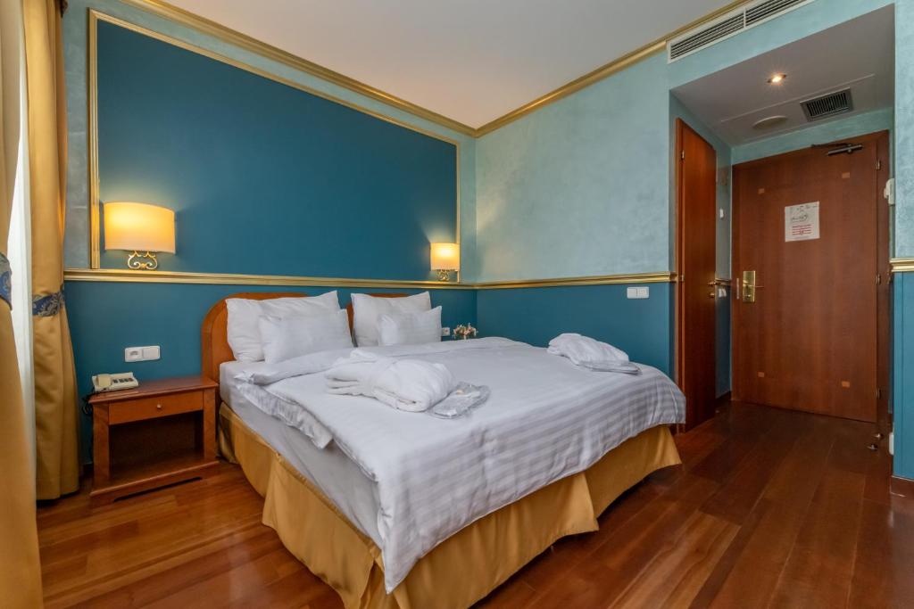 Postel nebo postele na pokoji v ubytování Hotel Kinsky Fountain