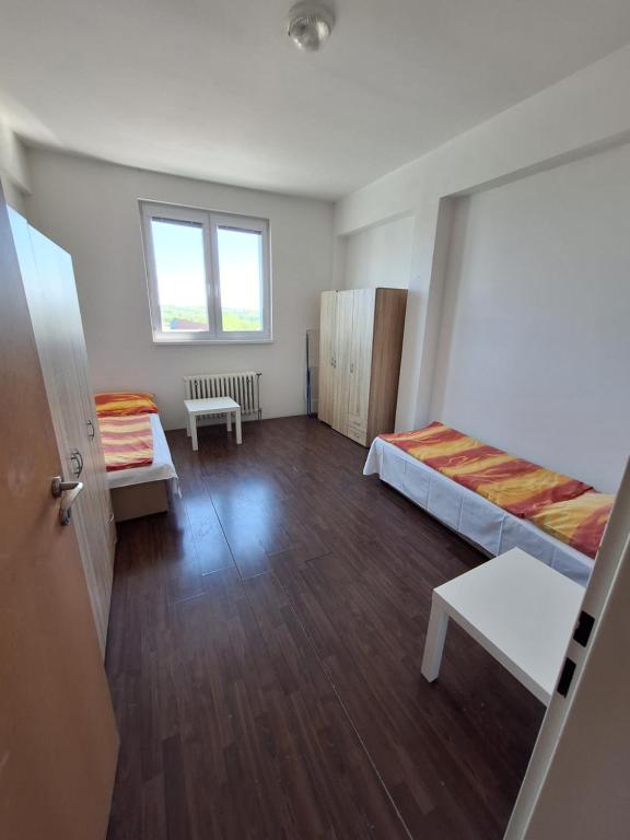 Łóżko lub łóżka w pokoju w obiekcie Hotelak Martinov