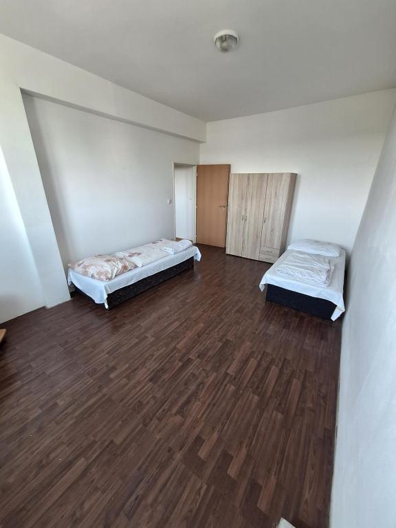 Łóżko lub łóżka w pokoju w obiekcie Hotelak Martinov