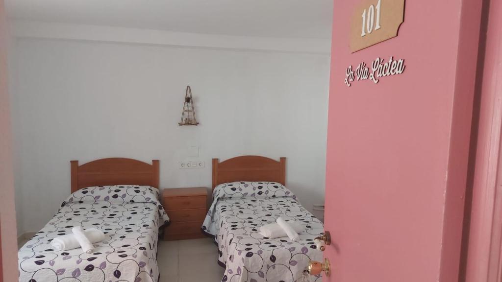 a room with two beds in a room with at Casadidoru in Mansilla de las Mulas