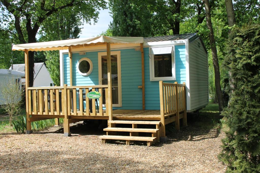 een blauw tiny house met een veranda en een trap bij Domaine Les Acacias in La Ville-aux-Dames