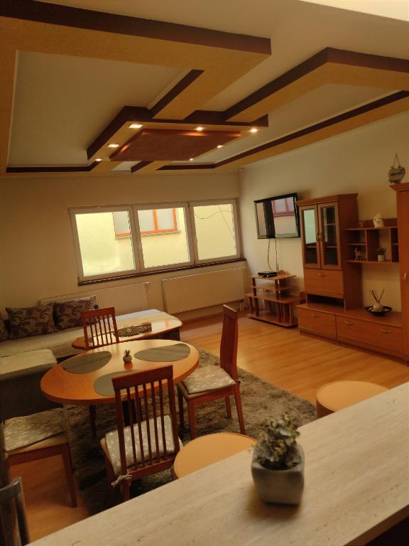 ein großes Wohnzimmer mit Tischen und Stühlen in der Unterkunft Apartment in the centrum with free private parking in Levice