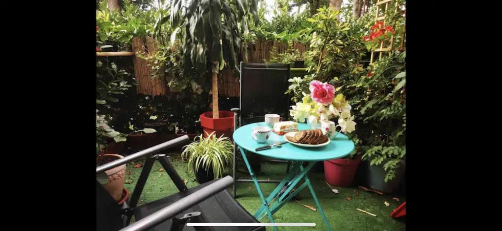 Κήπος έξω από το Nice room,45 minutes away from Paris