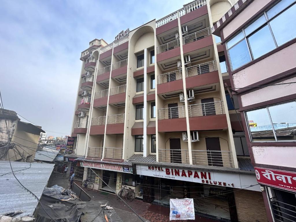 um edifício em construção numa rua em Hotel Binapani em Tarapith