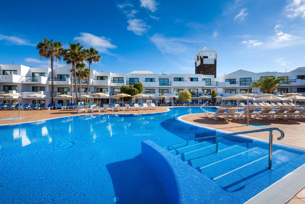ein großer Pool vor einem Hotel in der Unterkunft THB Lanzarote Beach in Costa Teguise