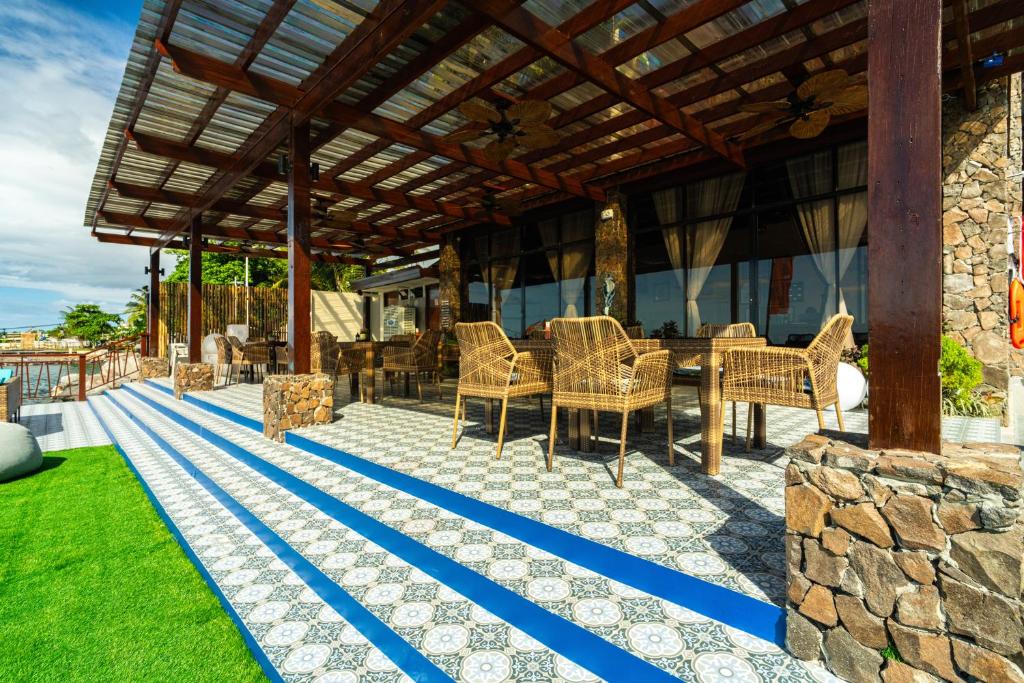 Bazén v ubytování UNWND Boutique Hotel Camiguin nebo v jeho okolí