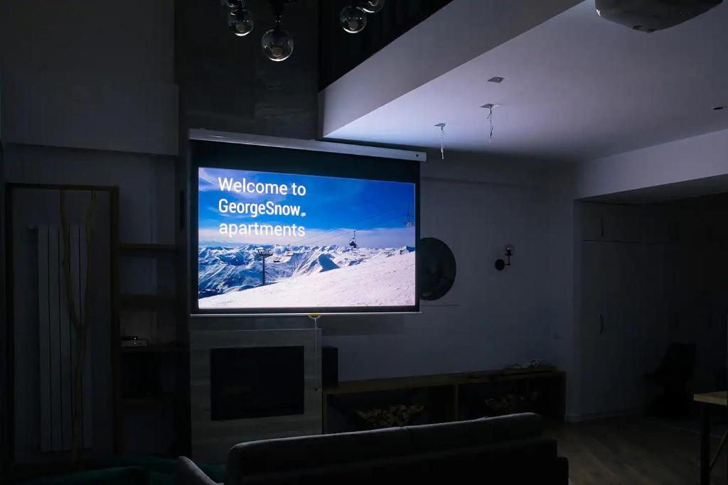TV a/nebo společenská místnost v ubytování Gudauri Summer Apartment - Fireplace, Netflix on 100" Projector Screen, Full kitchen