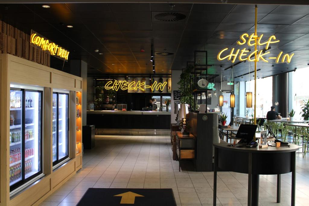 a fast food restaurant with a counter in the middle at Comfort Hotel Vesterbro in Copenhagen