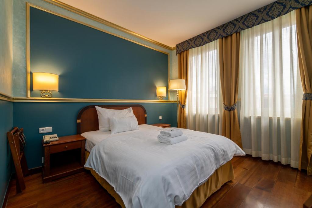 Postel nebo postele na pokoji v ubytování Hotel Kinsky Fountain