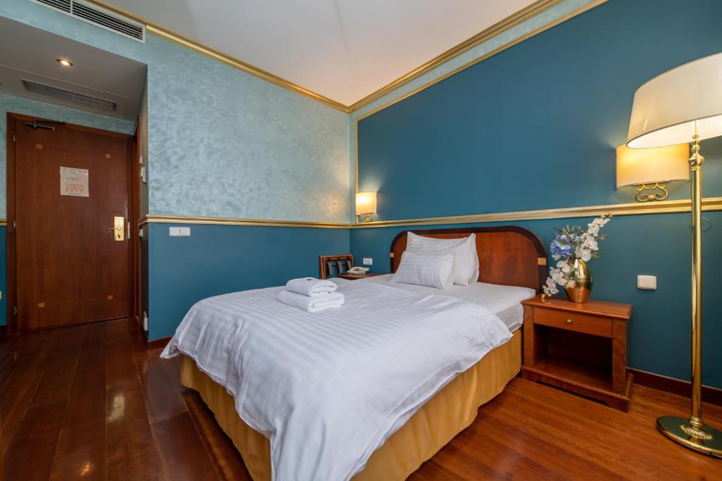 Postel nebo postele na pokoji v ubytování Hotel Kinsky Fountain