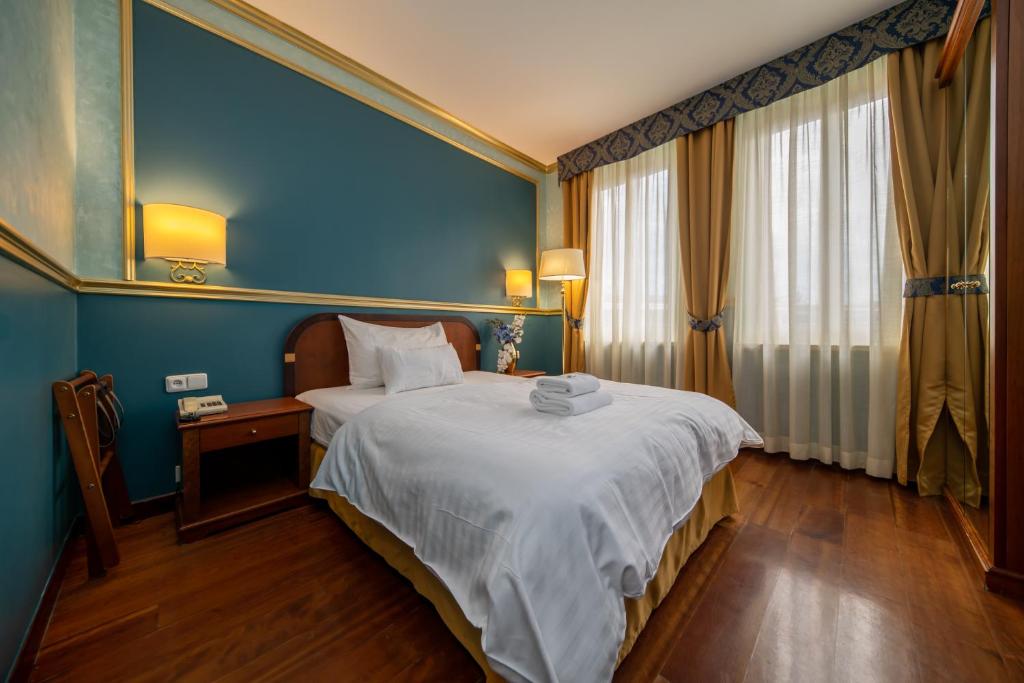 Postel nebo postele na pokoji v ubytování Hotel Kinsky Fountain