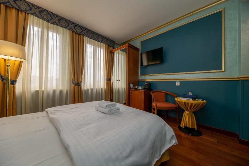 Postel nebo postele na pokoji v ubytování Hotel Kinsky Fountain