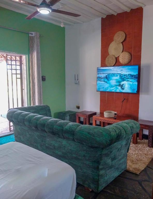 Televiisor ja/või meelelahutuskeskus majutusasutuses Sagwe Riviera Diani, Kenya
