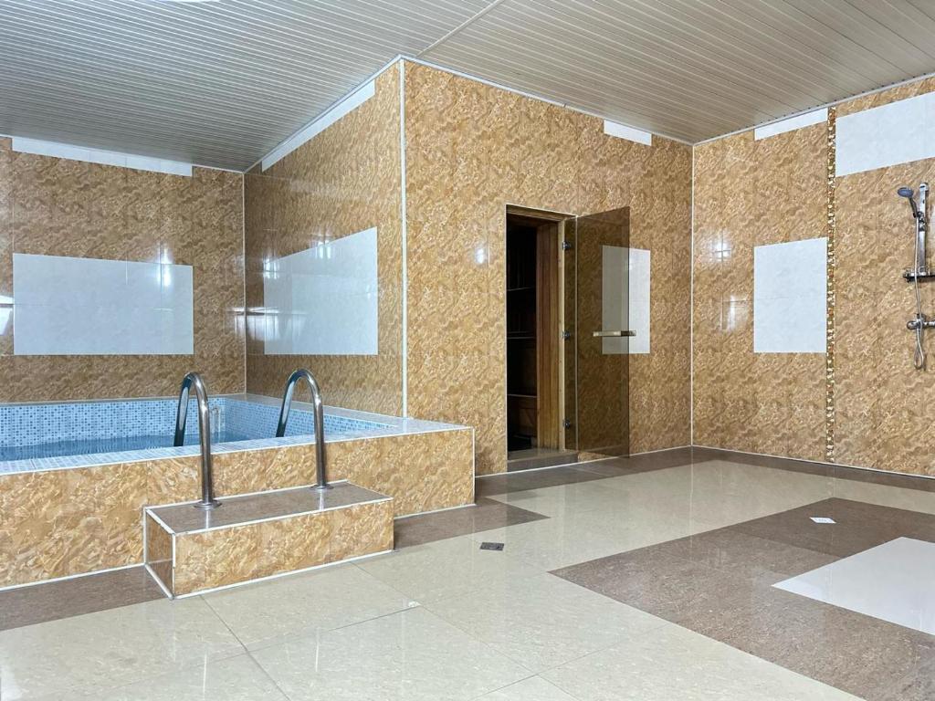 een badkamer met 2 wastafels en een bad bij HanHome in Talghar