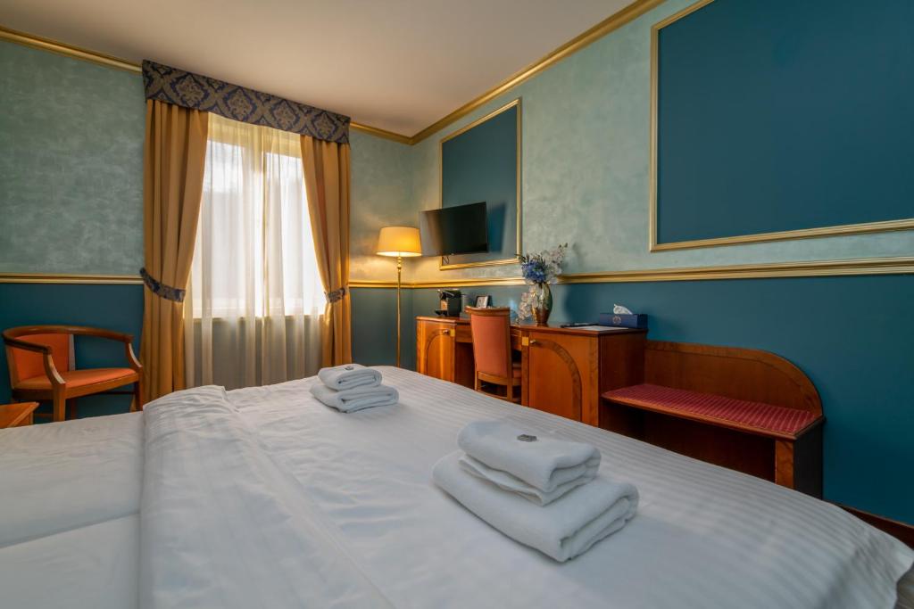 Postel nebo postele na pokoji v ubytování Hotel Kinsky Fountain
