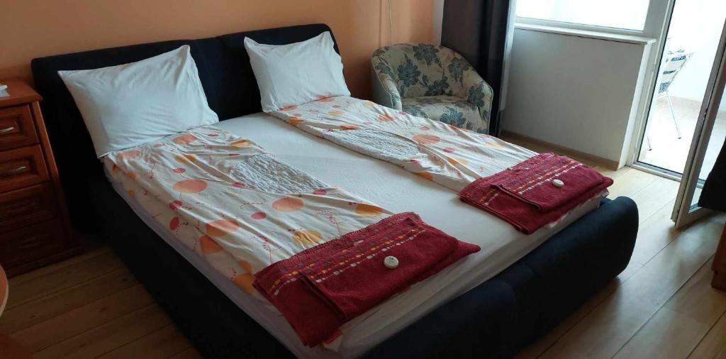 uma cama com dois sacos num quarto em Apartment Moni 2 em Veliko Tarnovo