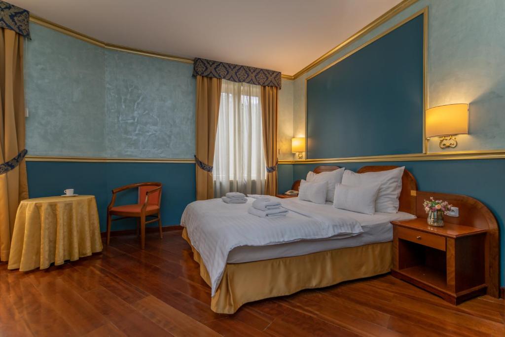 Postel nebo postele na pokoji v ubytování Hotel Kinsky Fountain