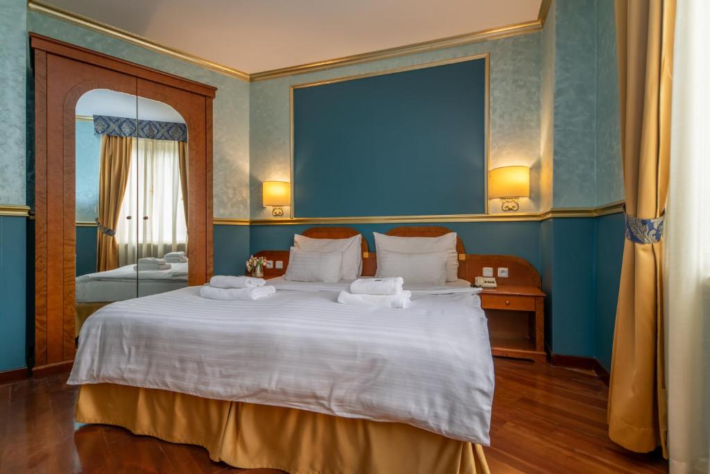 Postel nebo postele na pokoji v ubytování Hotel Kinsky Fountain