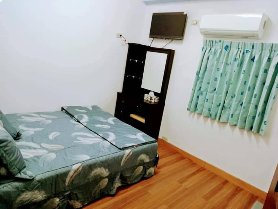 a bedroom with a bed and a mirror and a window at 蘭嶼小島觀海旅宿 in Lanyu