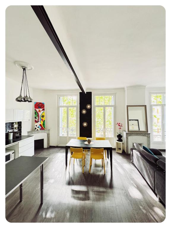 une cuisine et un salon avec une table et des chaises dans l'établissement Appartement Bourgeois à 5 min à pied du centre, à Cannes