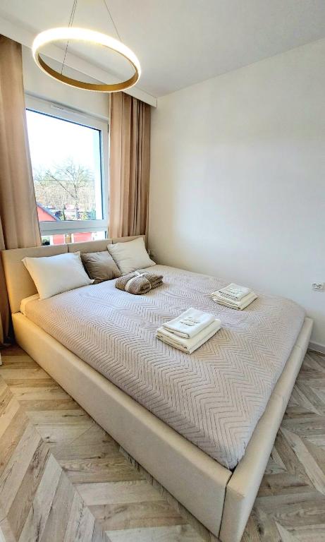 Postel nebo postele na pokoji v ubytování Jantart Resort Słońce Jantaru by TriApart