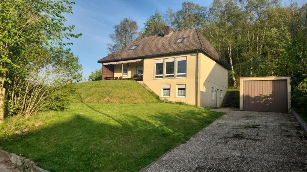 een huis bovenop een grasheuvel bij Ruhige Oase in traumhafter Lage in Rabennest