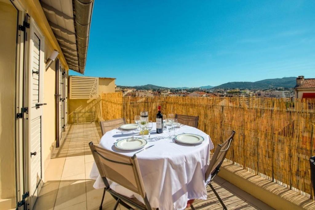 - une table sur le balcon d'une maison dans l'établissement Grand deux pièces - Hyper Centre, à Nice