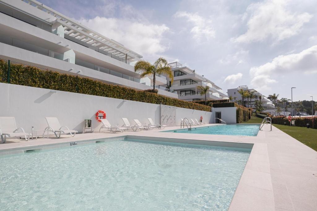 Basen w obiekcie Apartment Marbella Golf With Pool - Happy Rentals lub w pobliżu