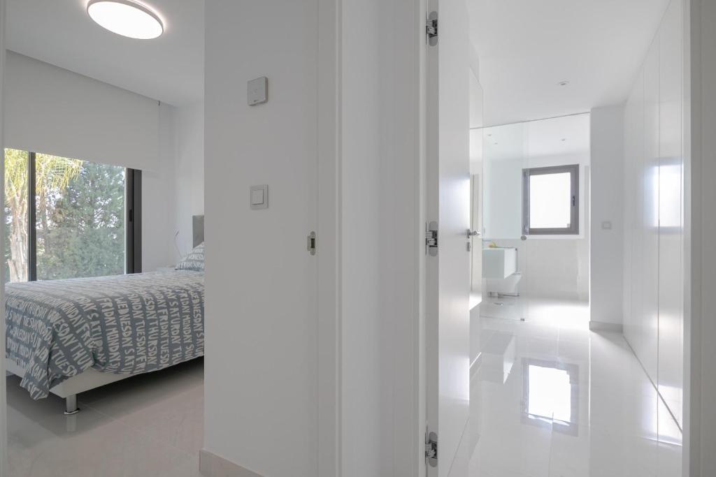 Łóżko lub łóżka w pokoju w obiekcie Apartment Marbella Golf With Pool - Happy Rentals